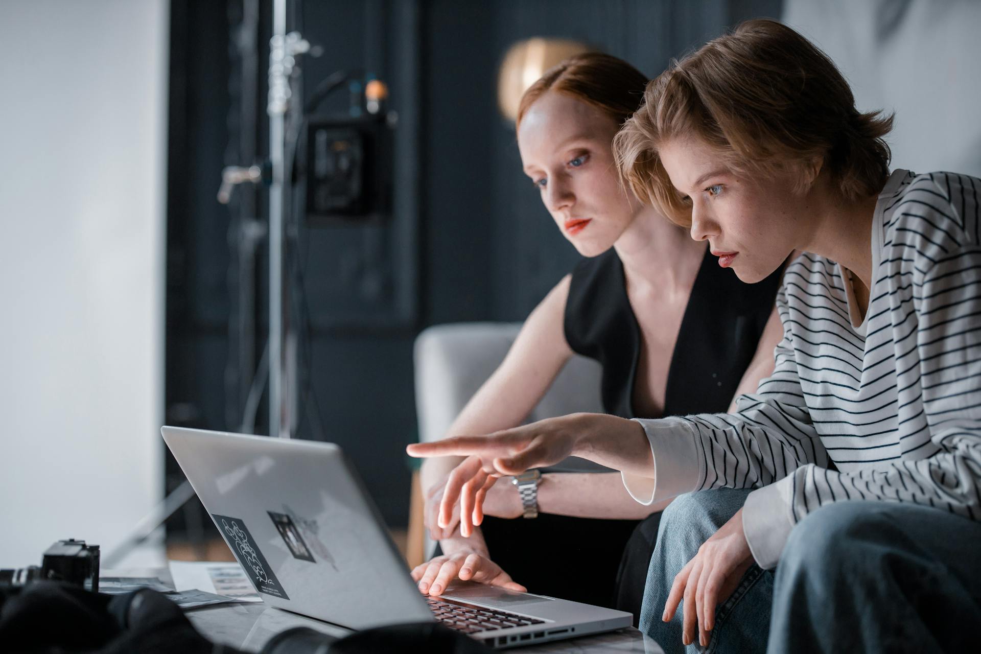 Young professionals adapting to the changing job market shaped by artificial intelligence